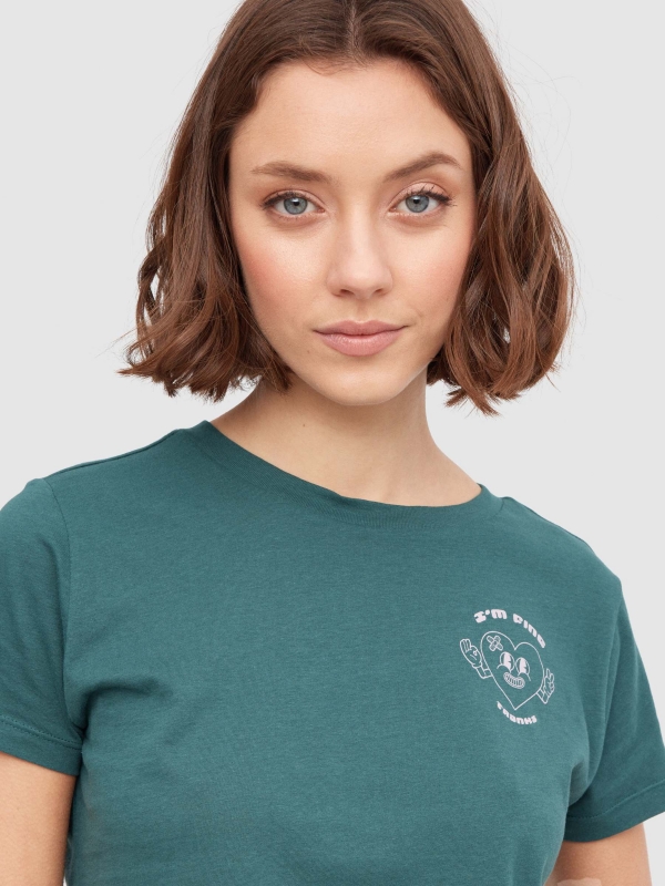 Camiseta crop corazón sonriente verde oscuro vista detalle