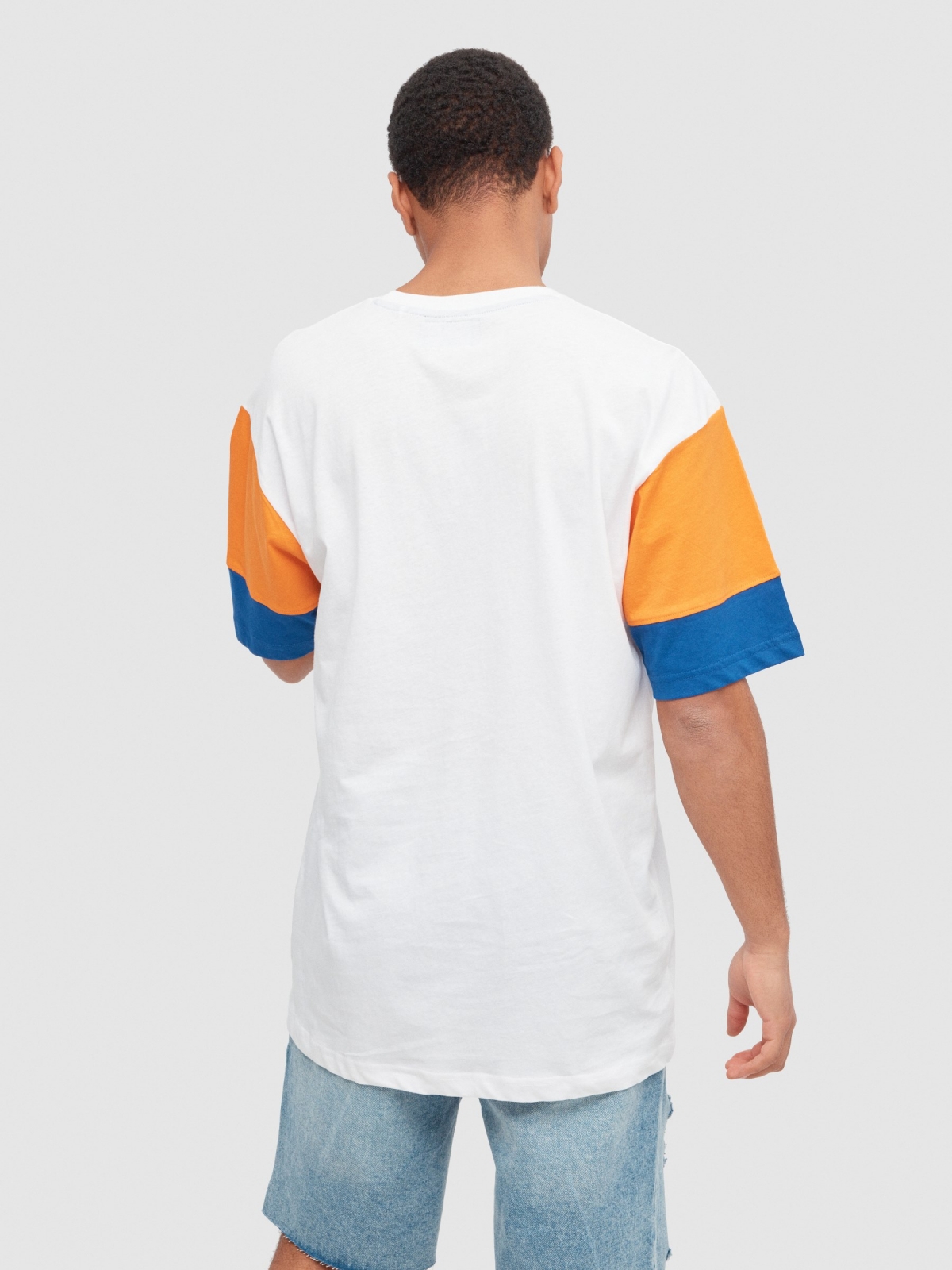 T-shirt com manga às riscas branco vista meia traseira