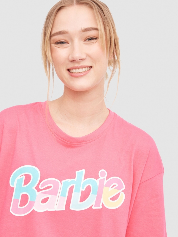 Camiseta oversize Barbie rosa vista detalle