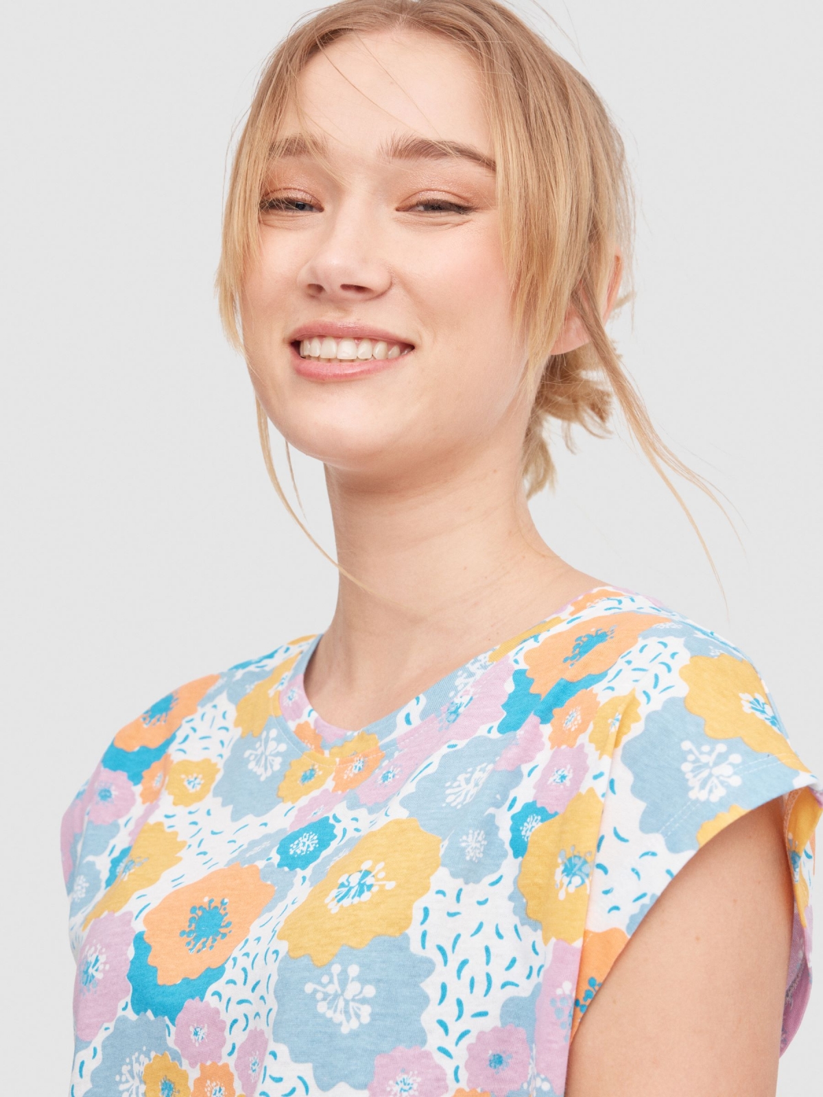 Camiseta estampado flores multicolor vista detalle
