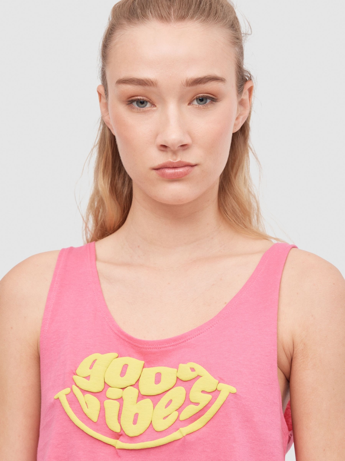 Camiseta tirantes Good Vibes rosa vista detalle