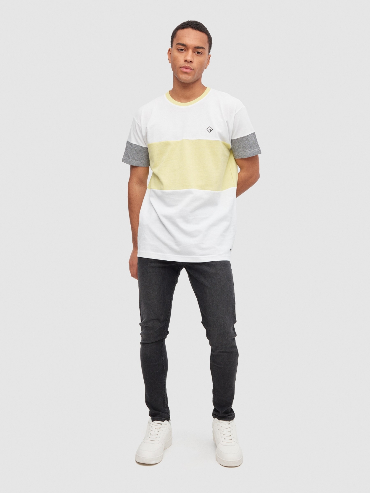 T-shirt bloco de cor branco vista geral frontal