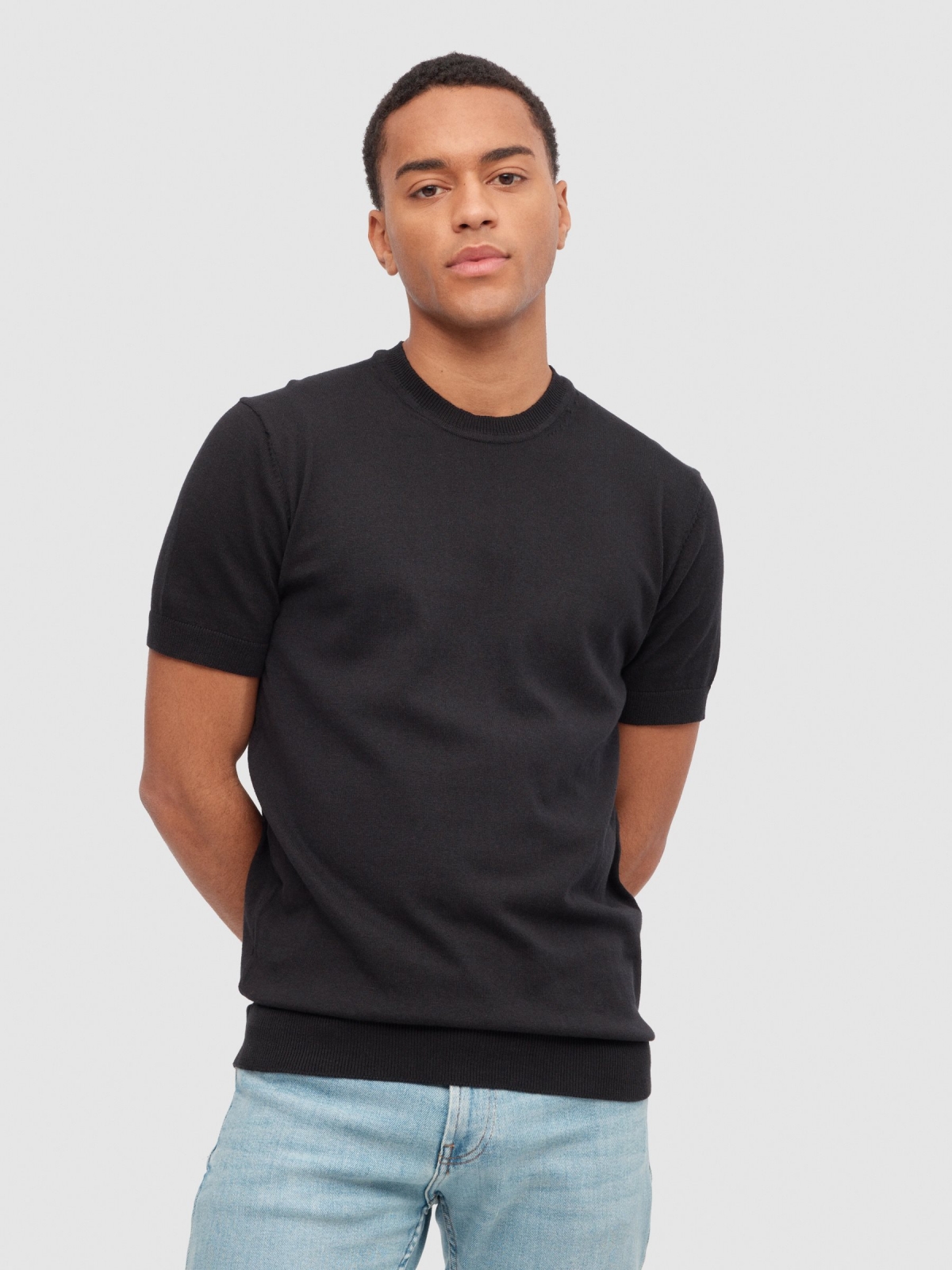 T-shirt tricotada básica preto vista meia frontal