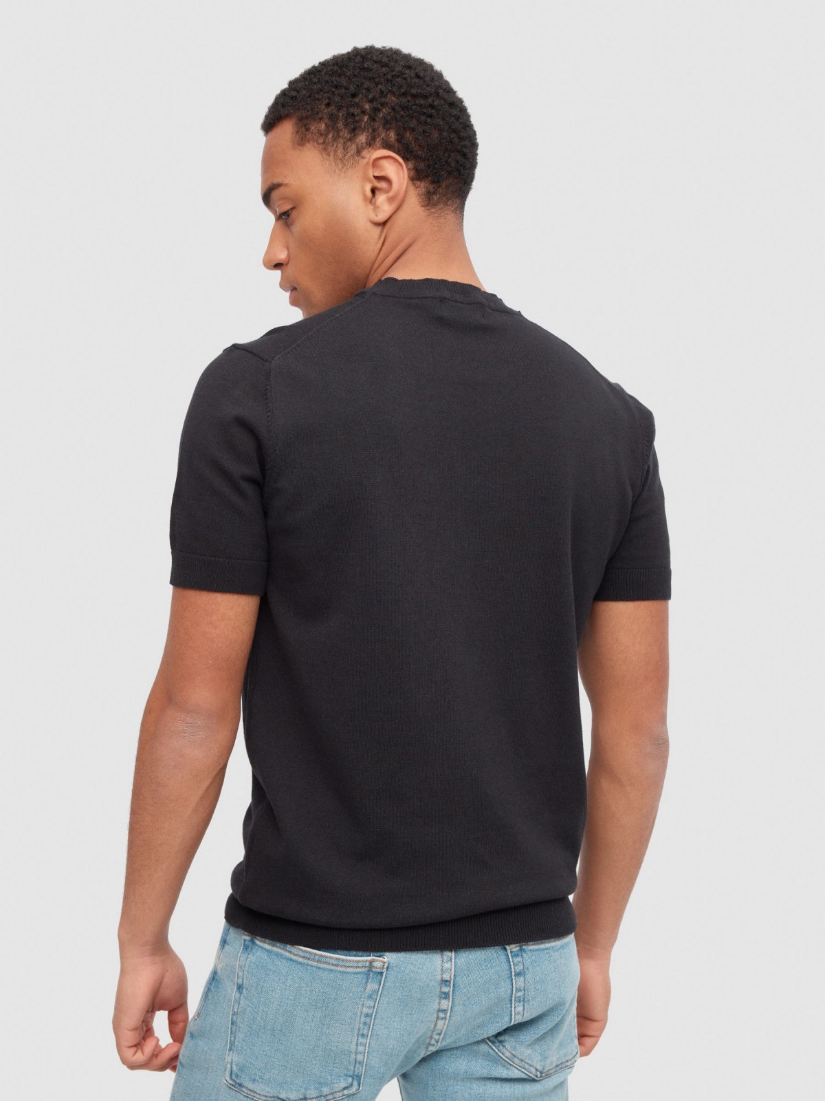 T-shirt tricotada básica preto vista meia traseira