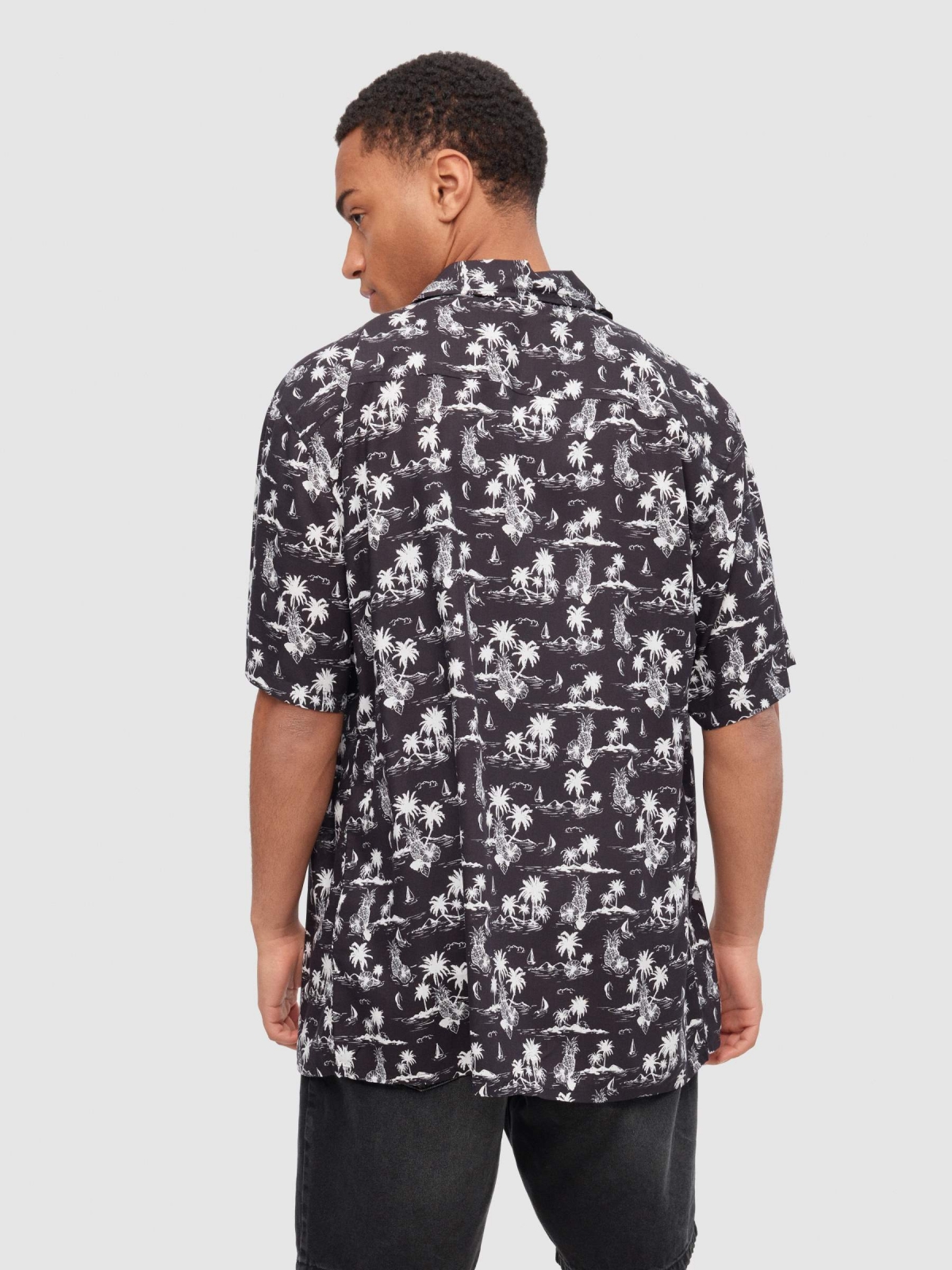 Camisa hawaiana preto vista meia traseira