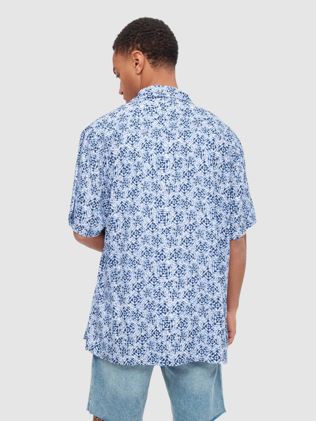 Camisa tie dye geométrico azul vista media trasera