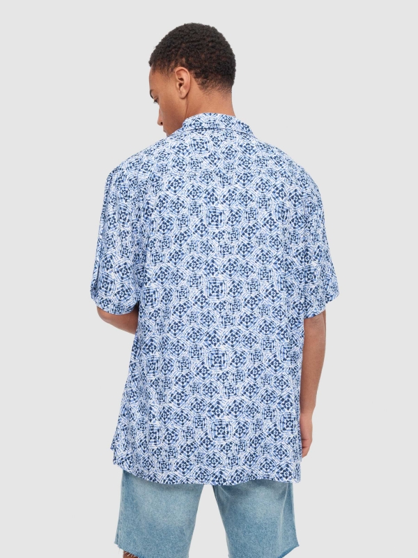 Geometric tie dye shirt blue middle back view
