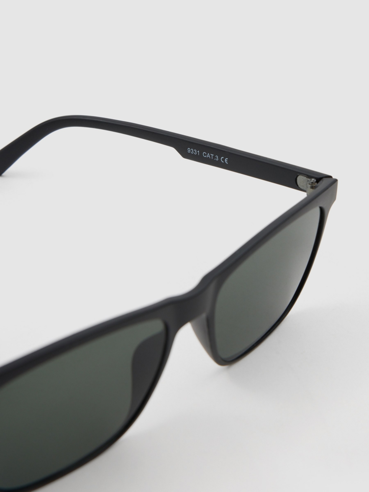 Acetate sunglasses black detail view