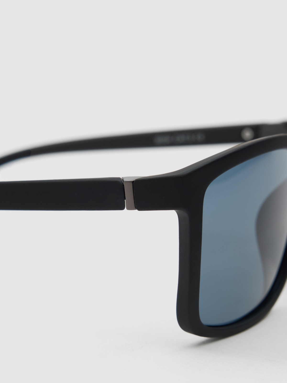 Basic sunglasses black detail view