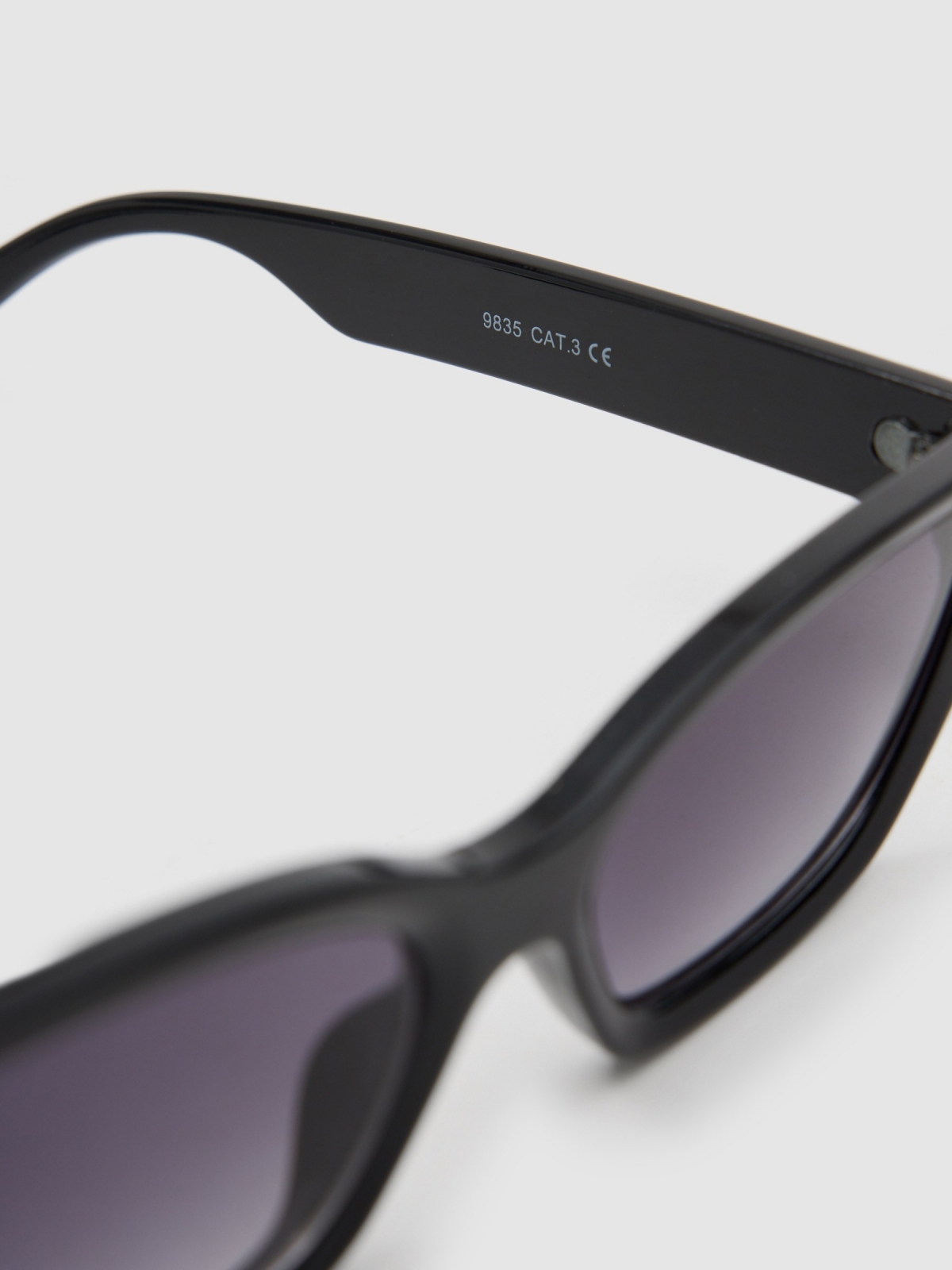 Classic sunglasses black detail view