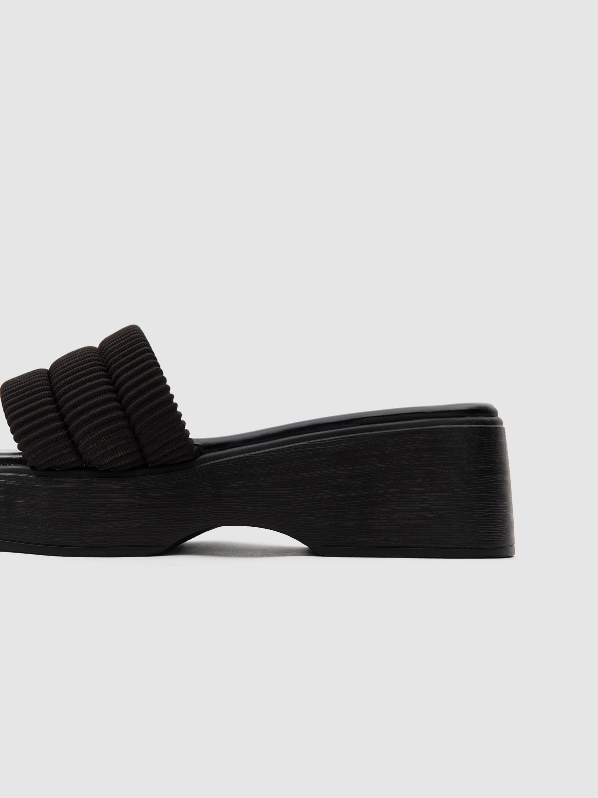 Sandalia plataforma negro con modelo