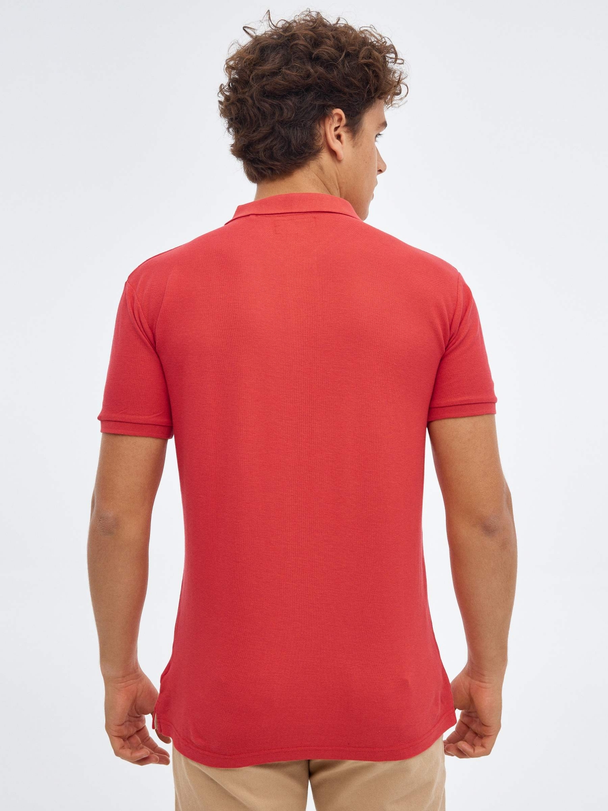 Camisa polo básica com logotipo gravado vermelho vista meia traseira