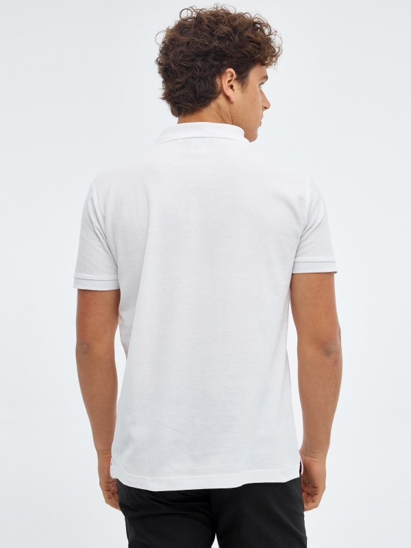 Camisa polo básica com logotipo gravado branco vista meia traseira
