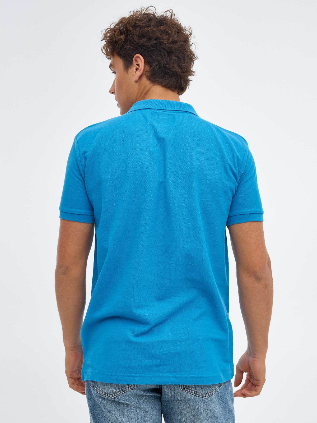 Camisa polo básica com logotipo gravado azul céu vista meia traseira