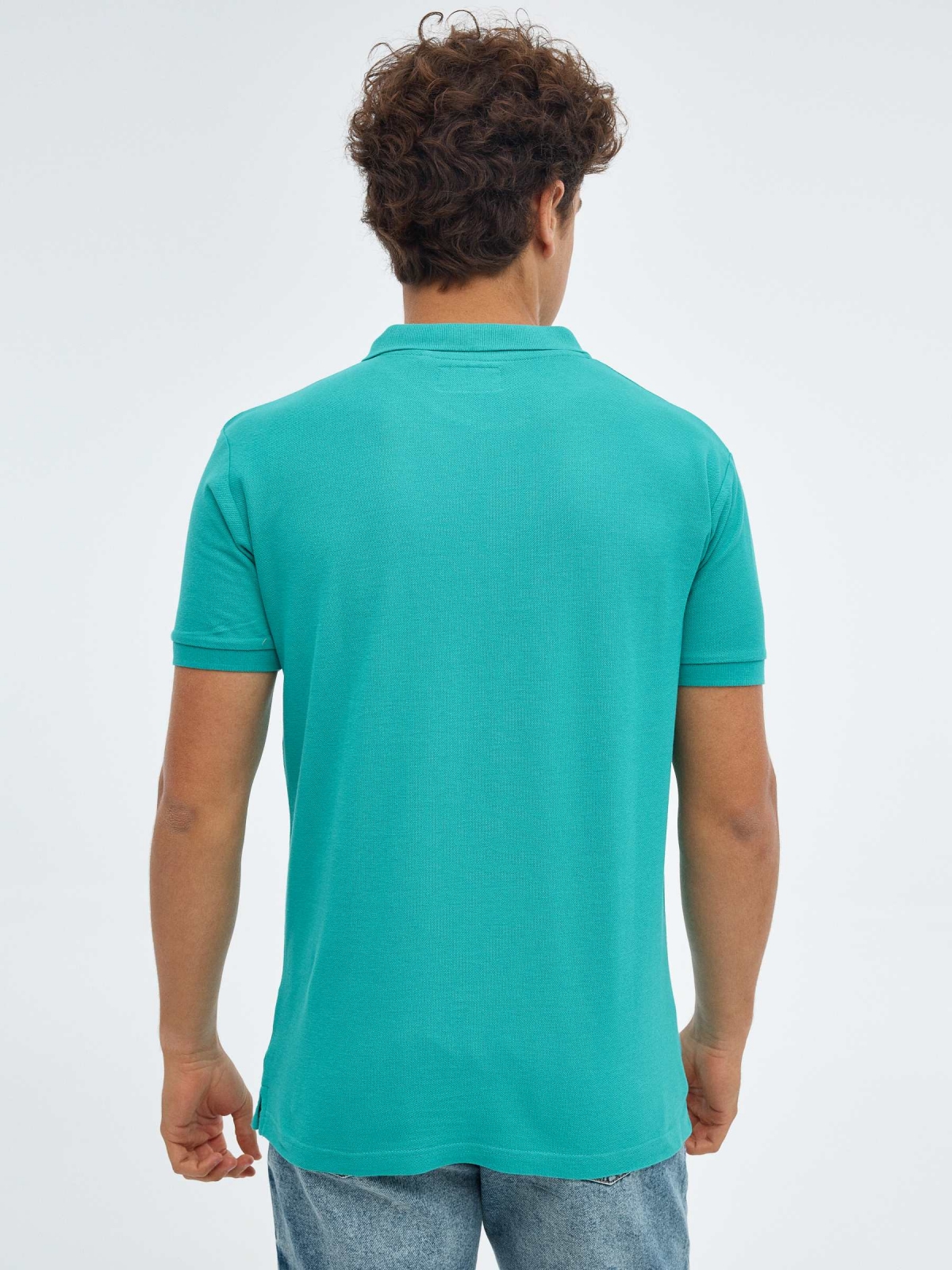 Camisa polo básica com logotipo gravado esmeralda vista meia traseira