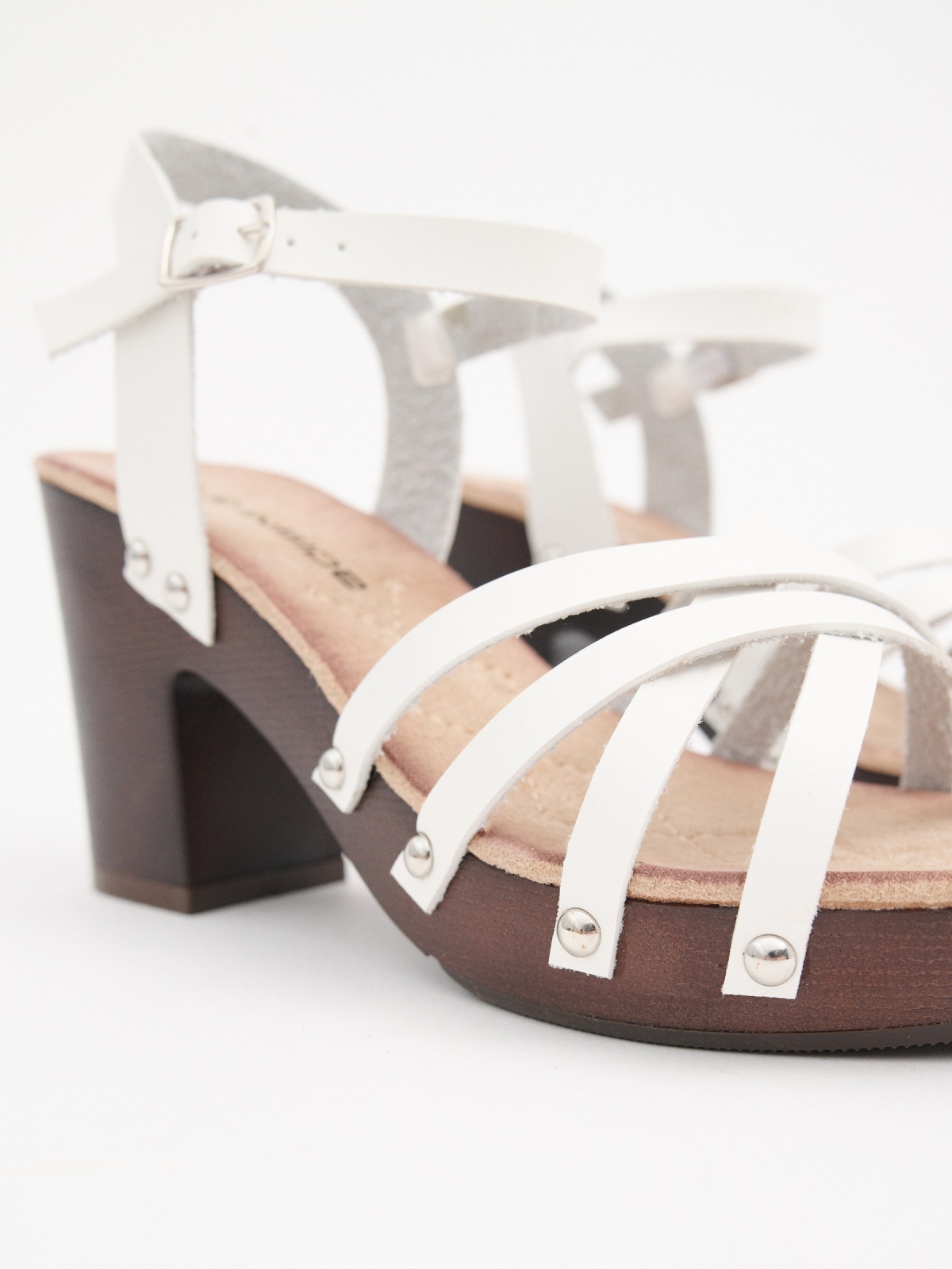 Sandália de salto com tiras efeito couro branco vista detalhe