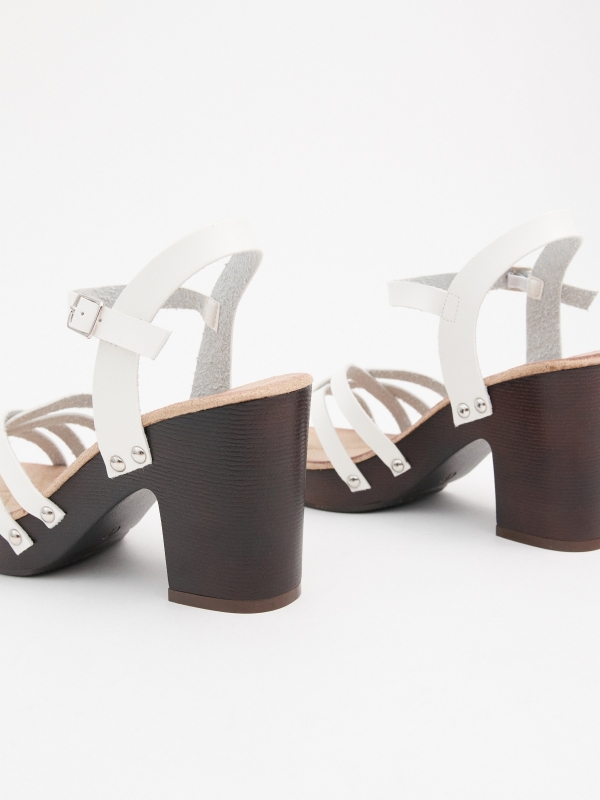 Sandália de salto com tiras efeito couro branco vista detalhe