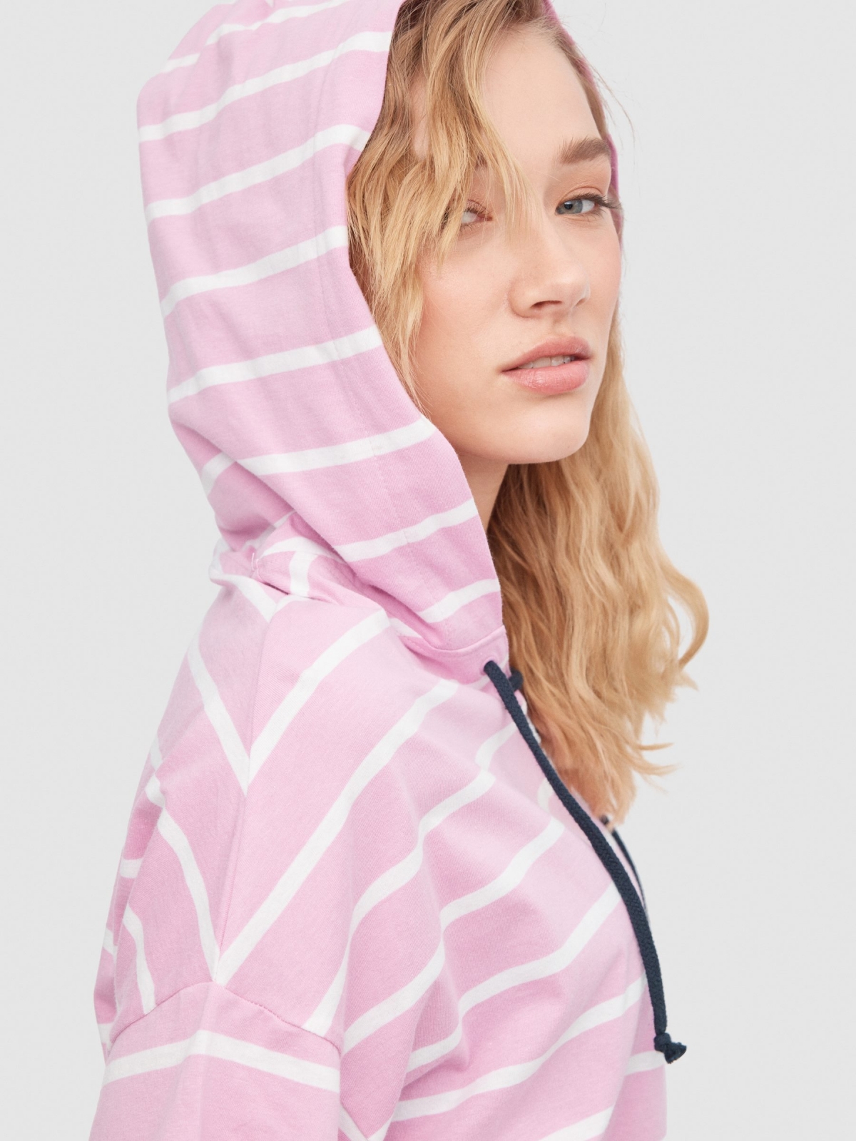 Striped hooded t-shirt magenta detail view