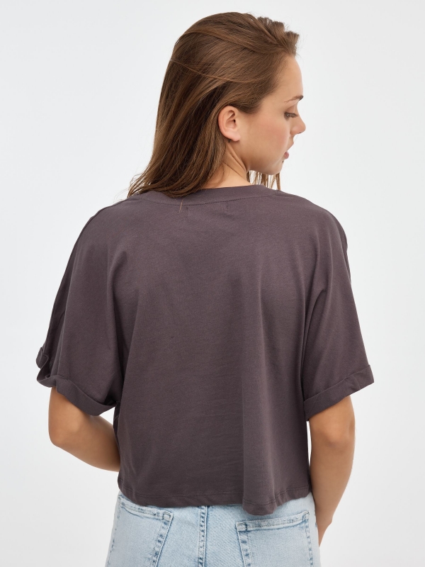 Camiseta crop estampada gris oscuro vista media trasera