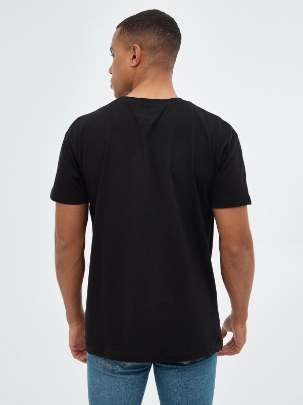 Camiseta negra estilo japonés negro vista media trasera