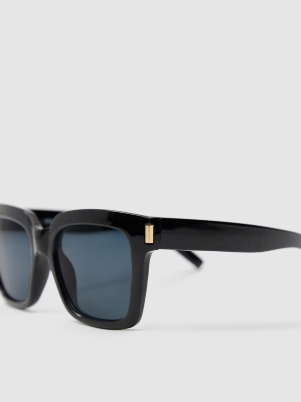Square sunglasses black detail view