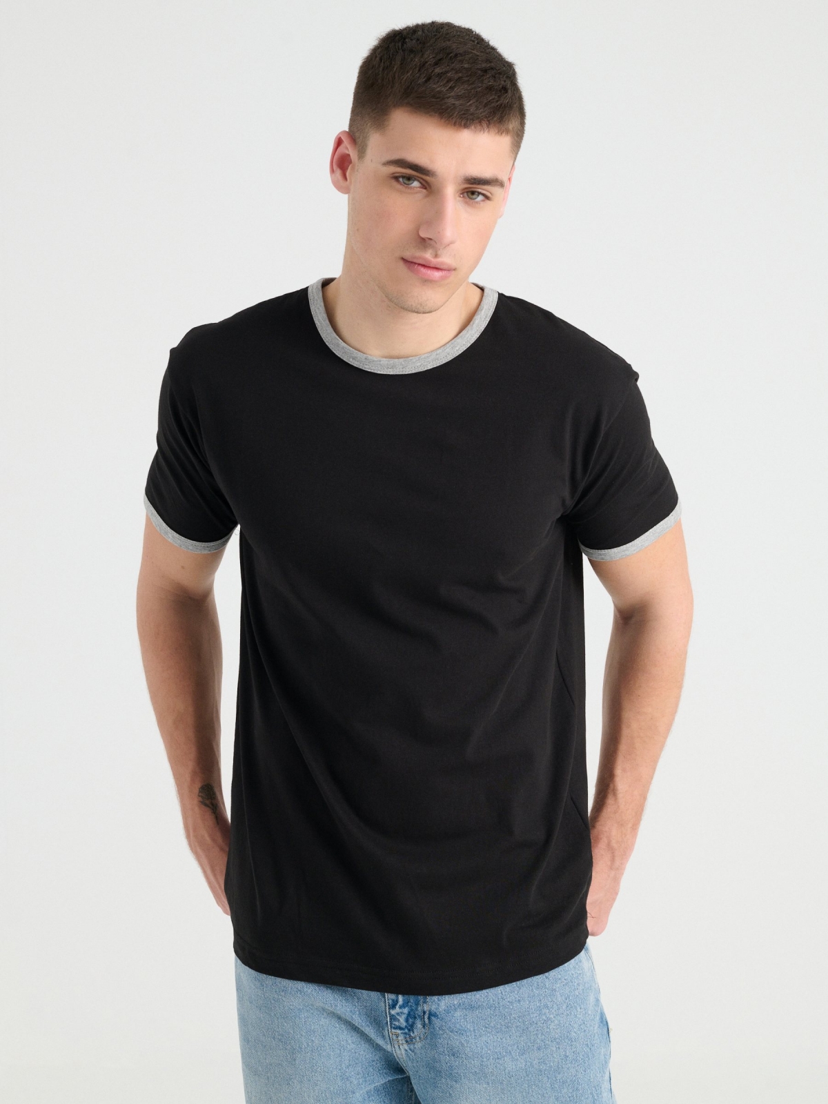 Camiseta básica contrastes negro vista media frontal