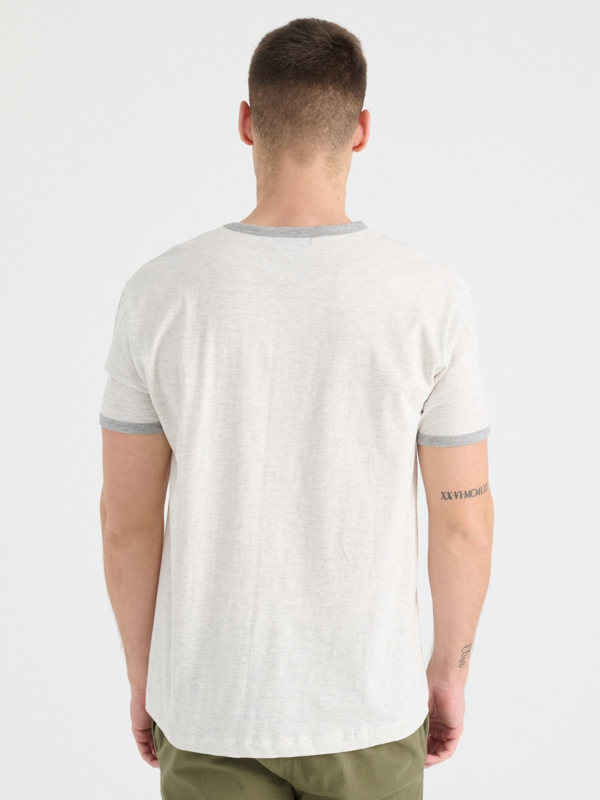 T-shirt básica com contrastes melange claro vista meia traseira