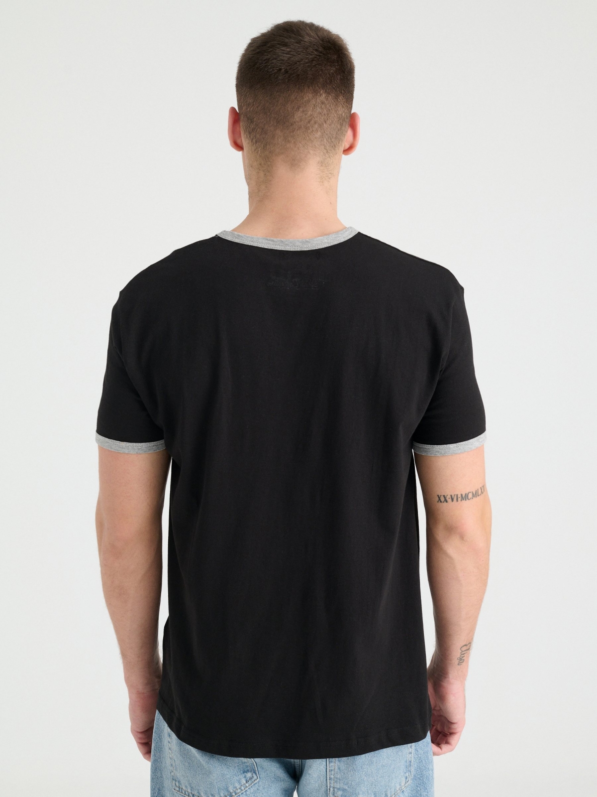 Camiseta básica contrastes negro vista media trasera