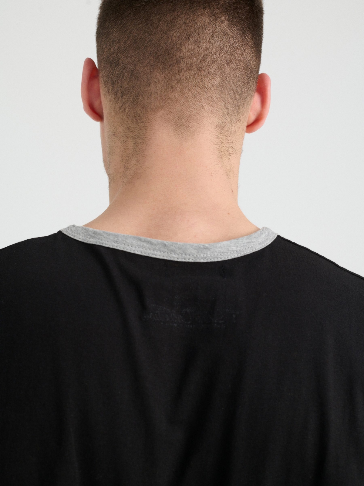 T-shirt básica com contrastes preto vista detalhe