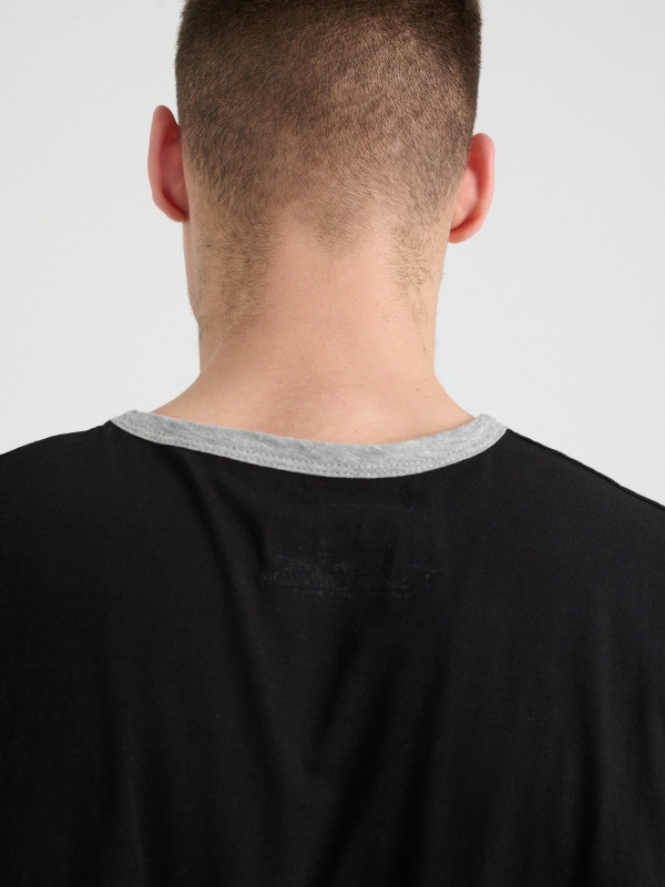 T-shirt básica com contrastes preto vista detalhe