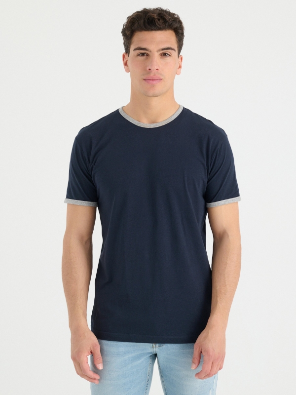 T-shirt básica com contrastes azul marinho vista meia frontal