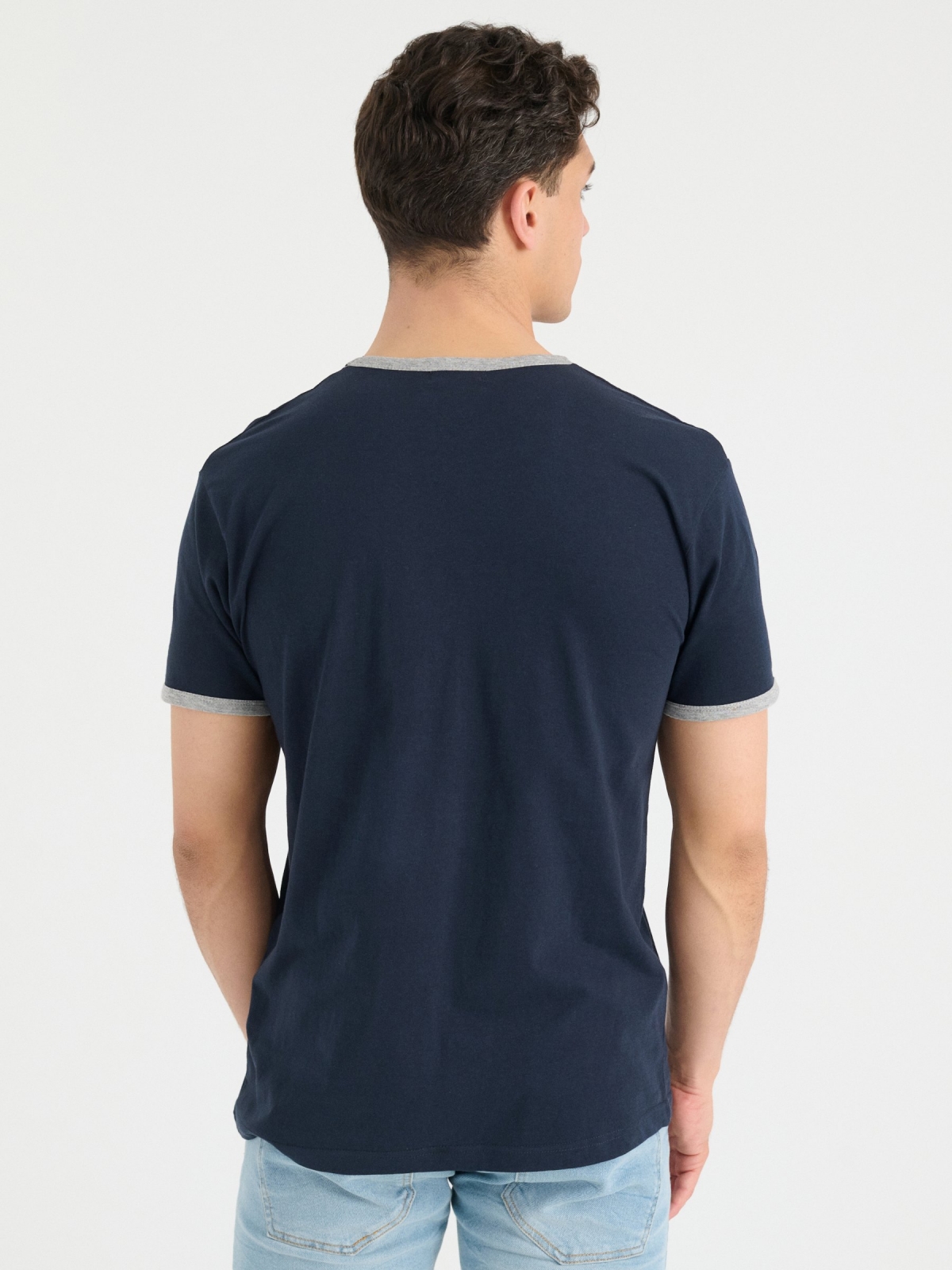 Camiseta básica contrastes azul marino vista media trasera
