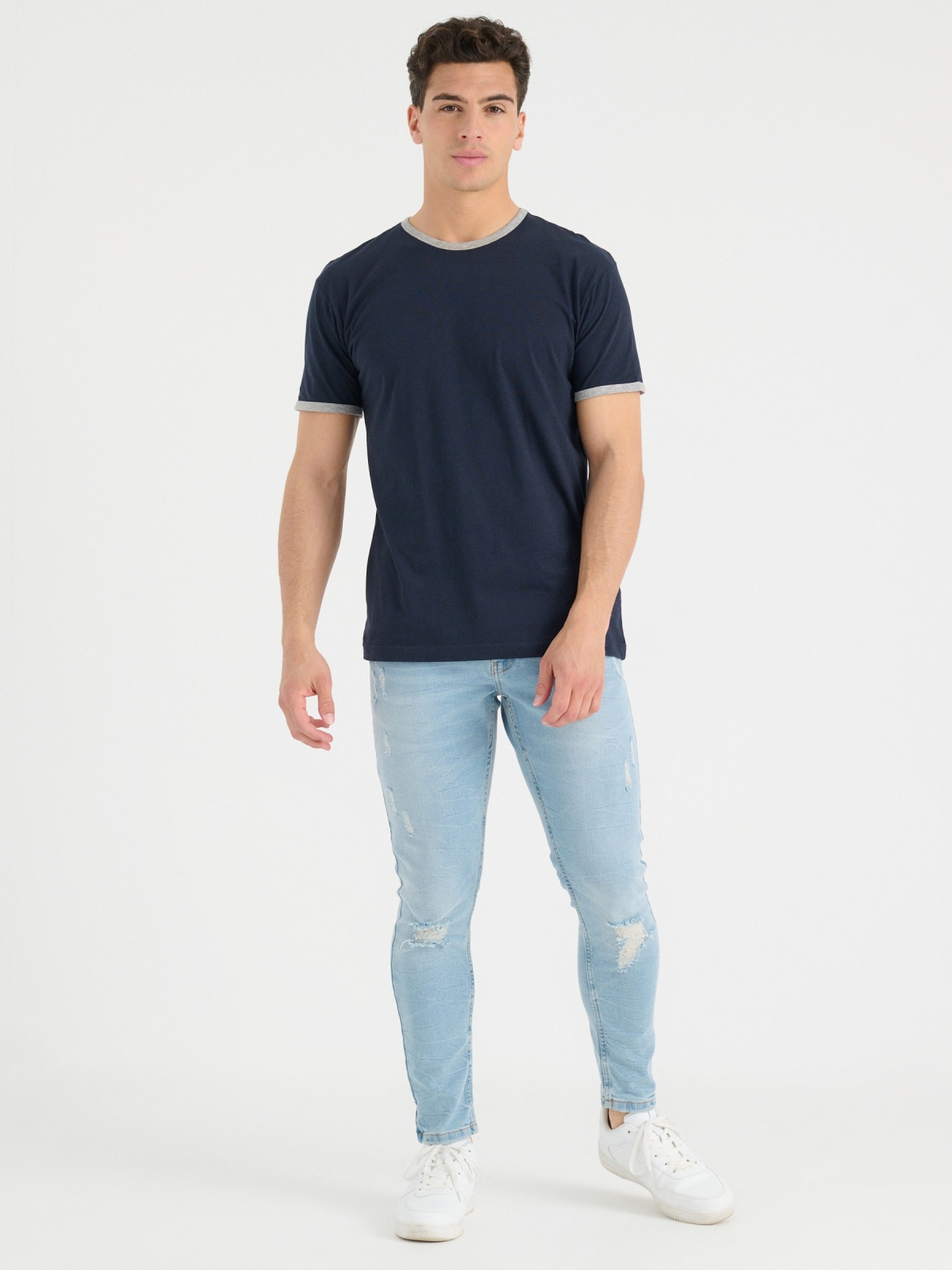 T-shirt básica com contrastes azul marinho vista geral frontal