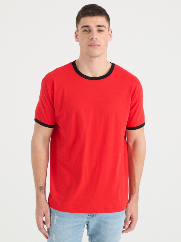 T-shirt básica com contrastes vermelho vista meia frontal