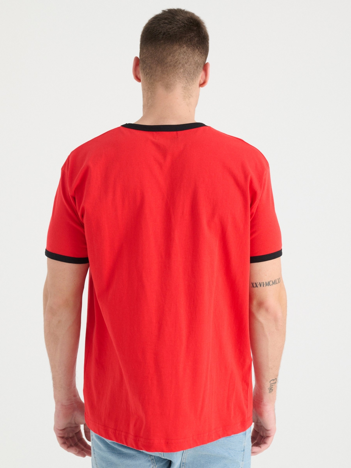 Camiseta básica contrastes rojo vista media trasera