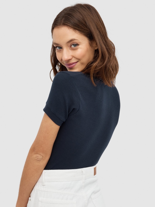 T-shirt com gola polo azul marinho vista meia traseira