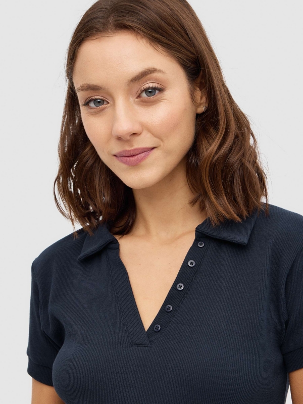 Camiseta cuello polo azul marino vista detalle