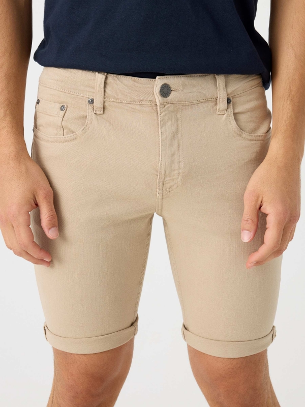 Coloured denim shorts beige detail view