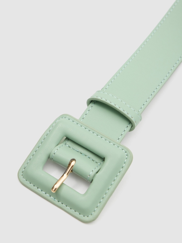 Cinturón hebilla cuadrada verde vista detalle