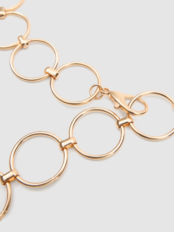Cinturón anillas metálicas dorado vista detalle