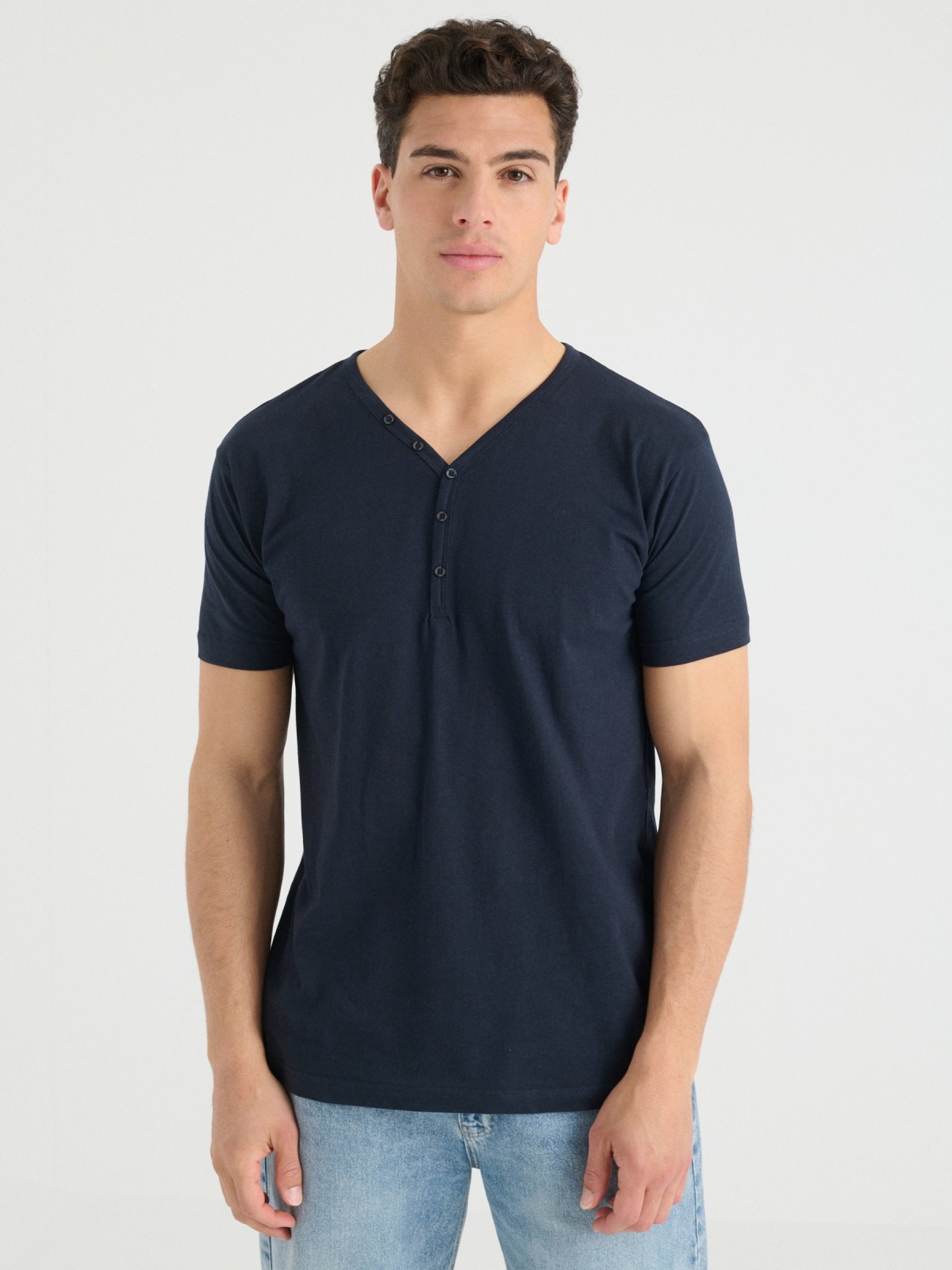 Camiseta cuello con botones azul oscuro vista media frontal