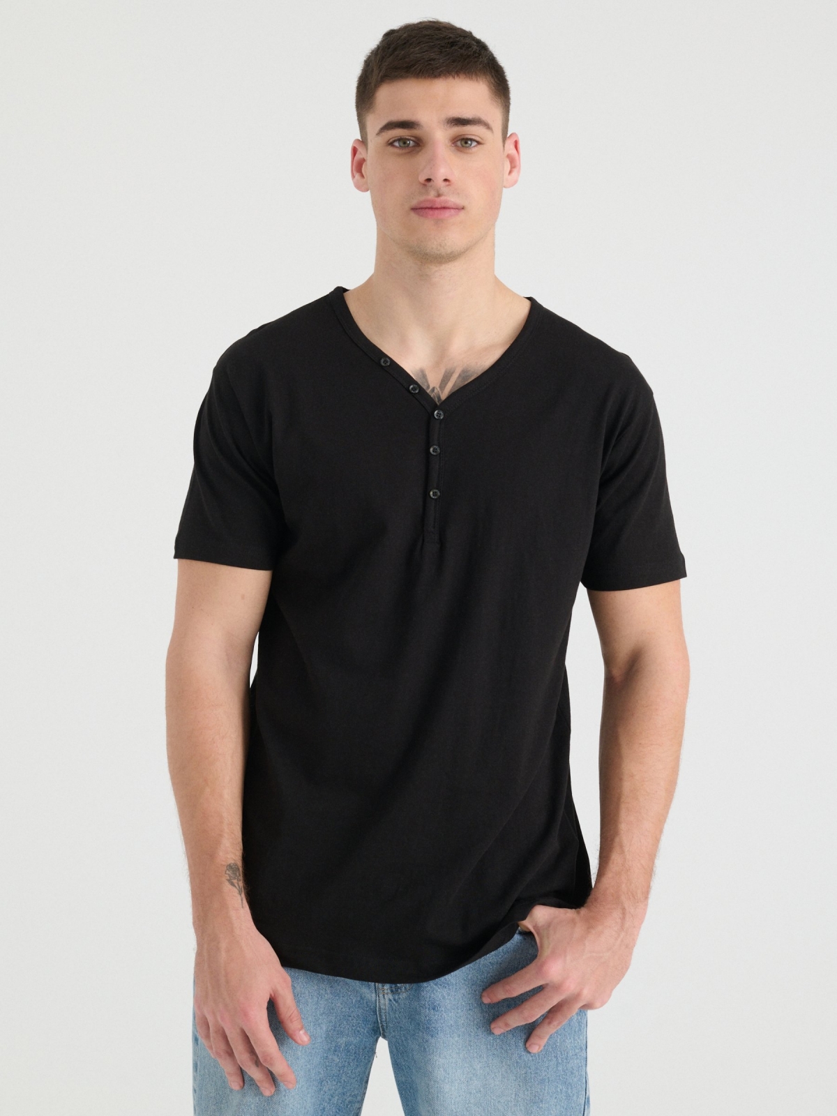 T-shirt gola com botões preto vista meia frontal