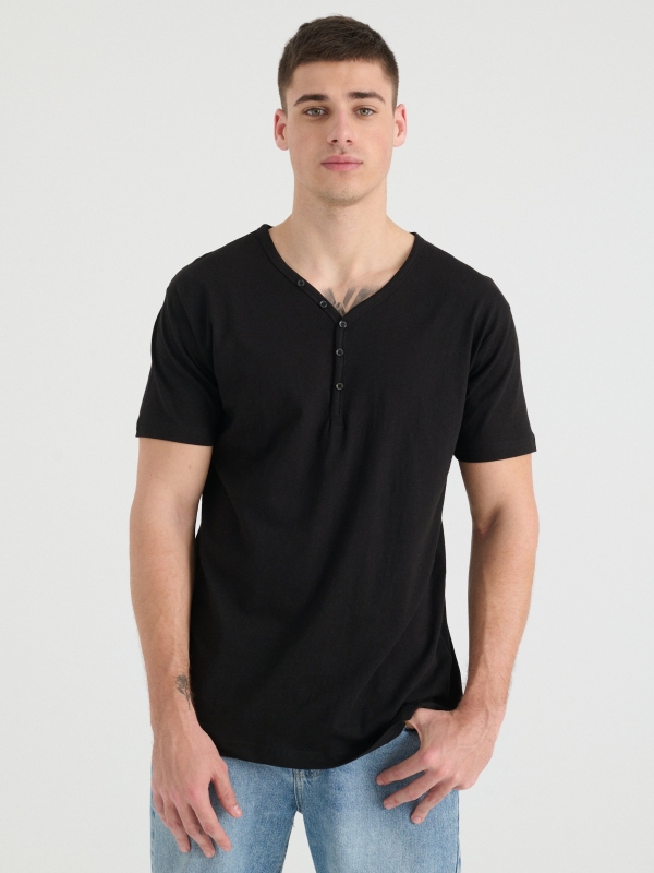 Camiseta cuello con botones negro vista media frontal
