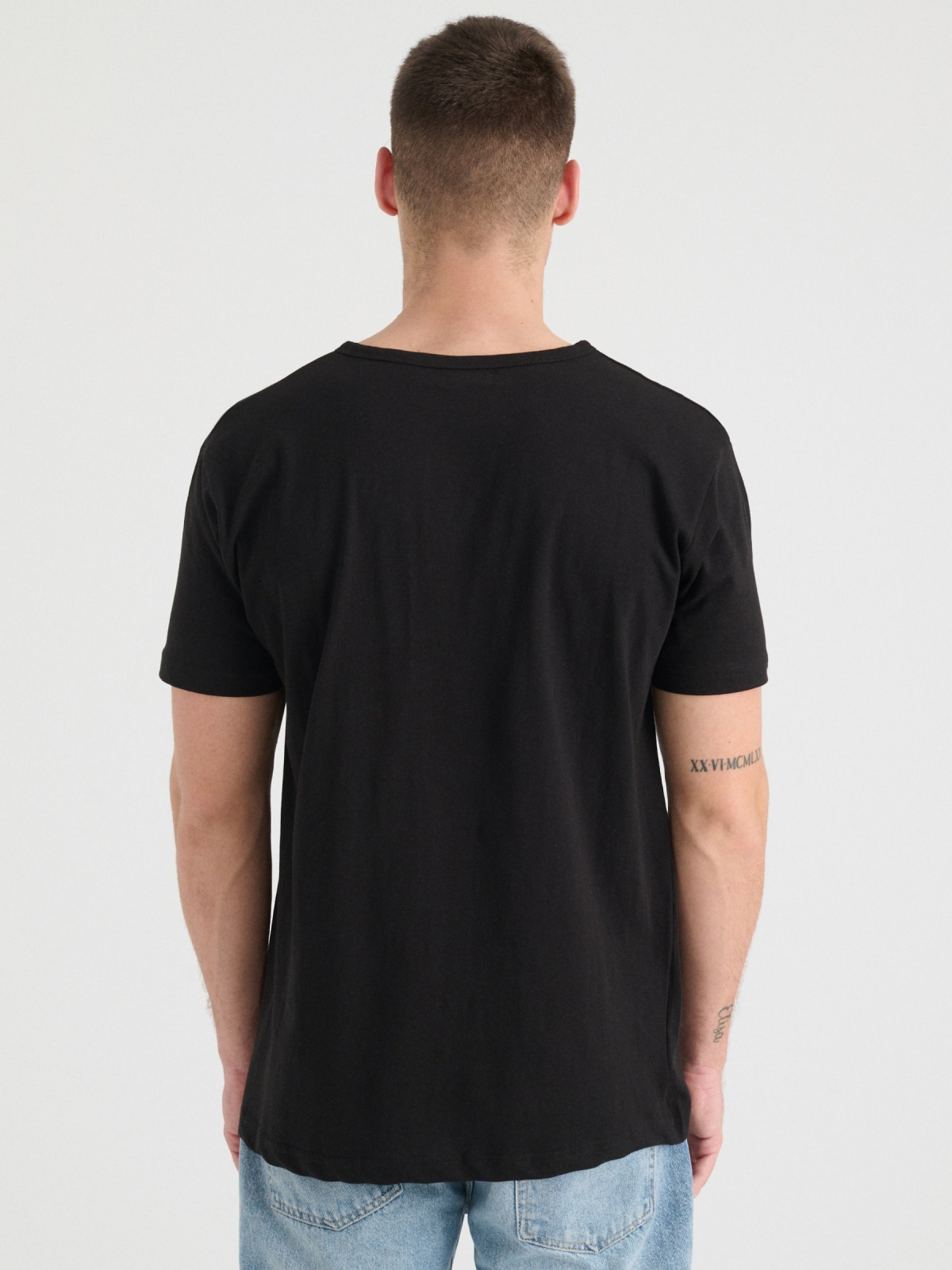 T-shirt gola com botões preto vista meia traseira