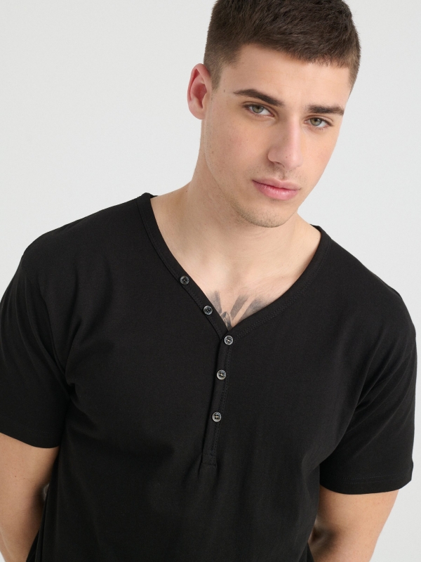 Camiseta cuello con botones negro vista detalle
