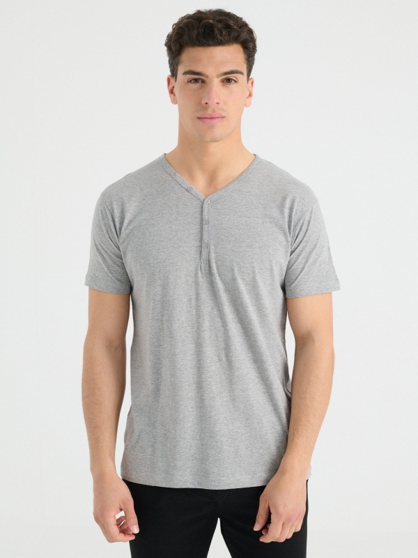 T-shirt gola com botões cinza vista meia frontal