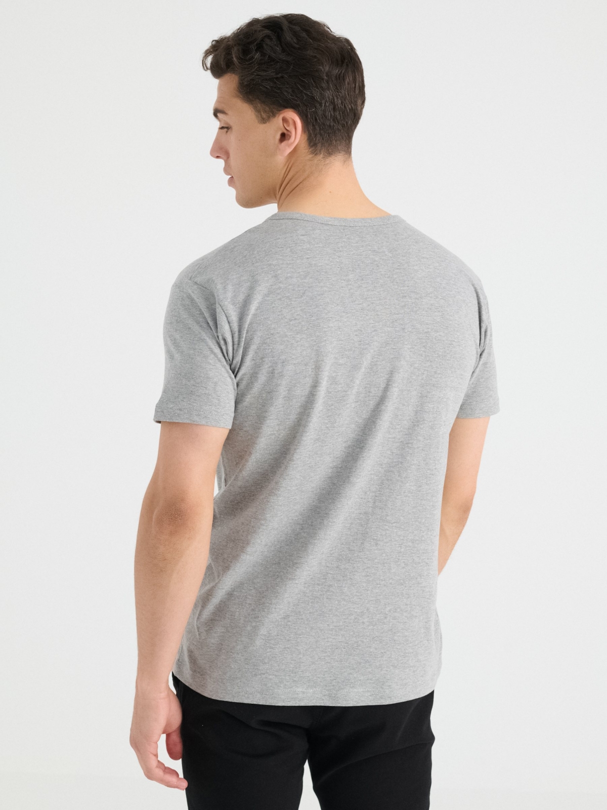 T-shirt gola com botões cinza vista meia traseira