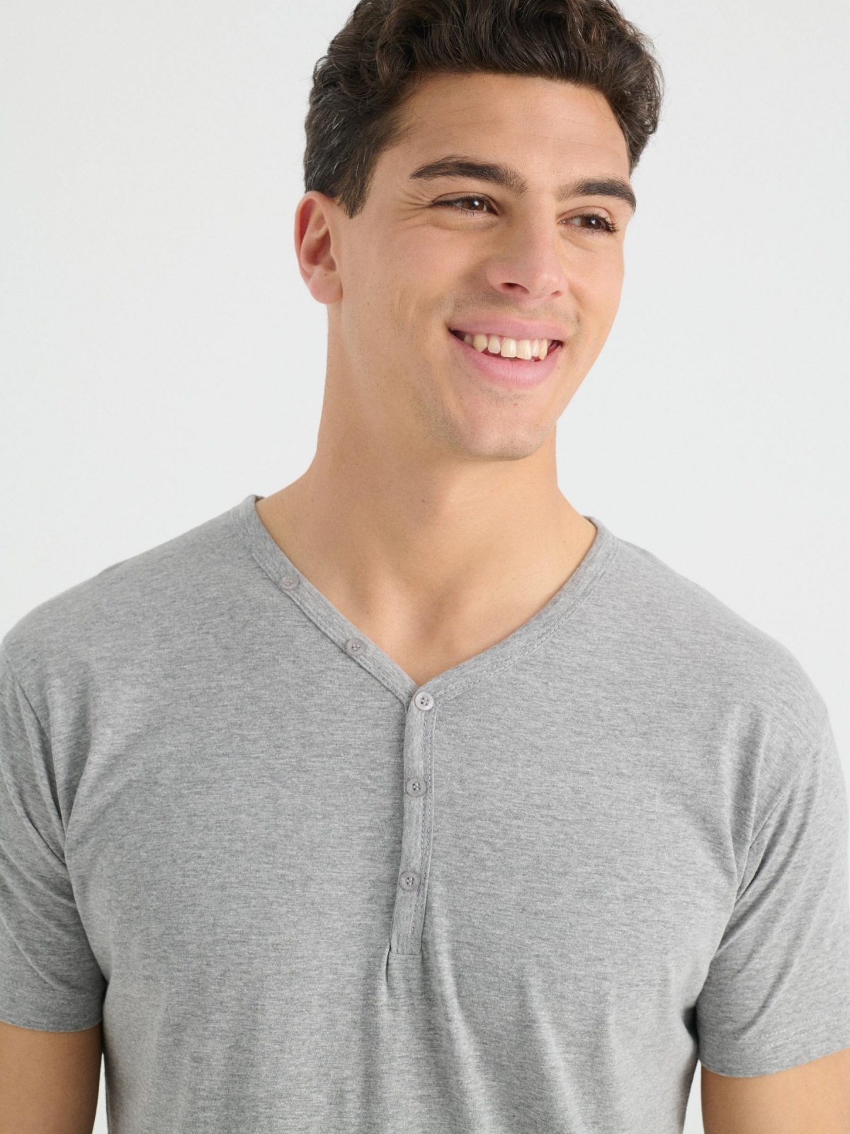 Camiseta cuello con botones gris vista detalle