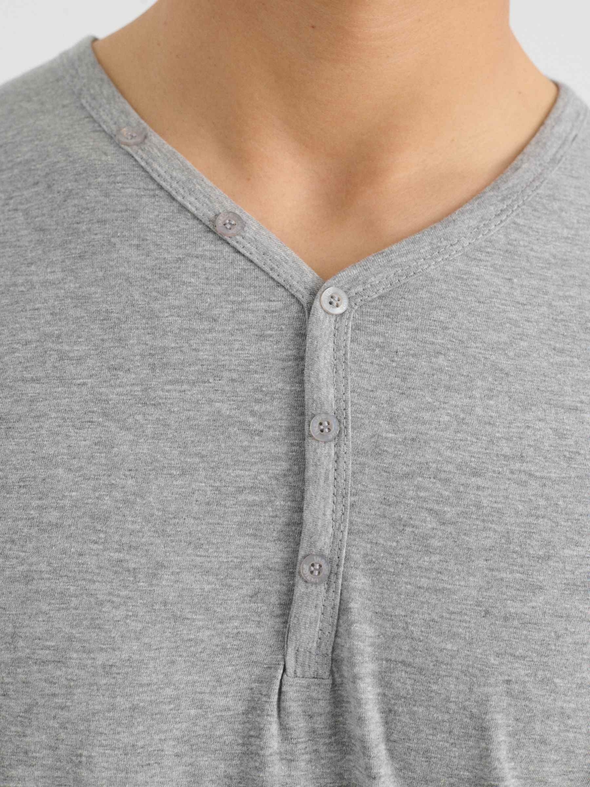 T-shirt gola com botões cinza vista detalhe