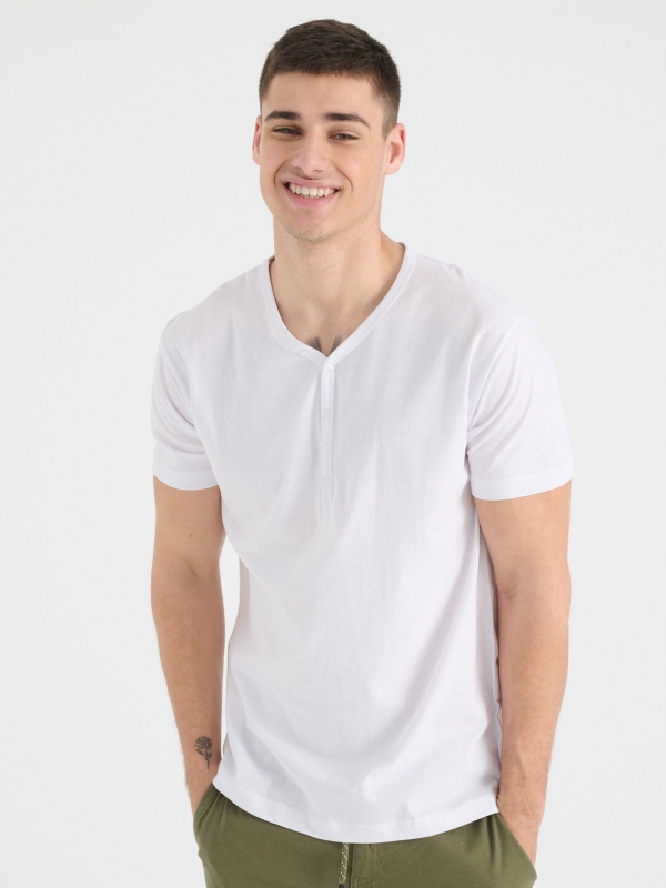 T-shirt gola com botões branco vista meia frontal